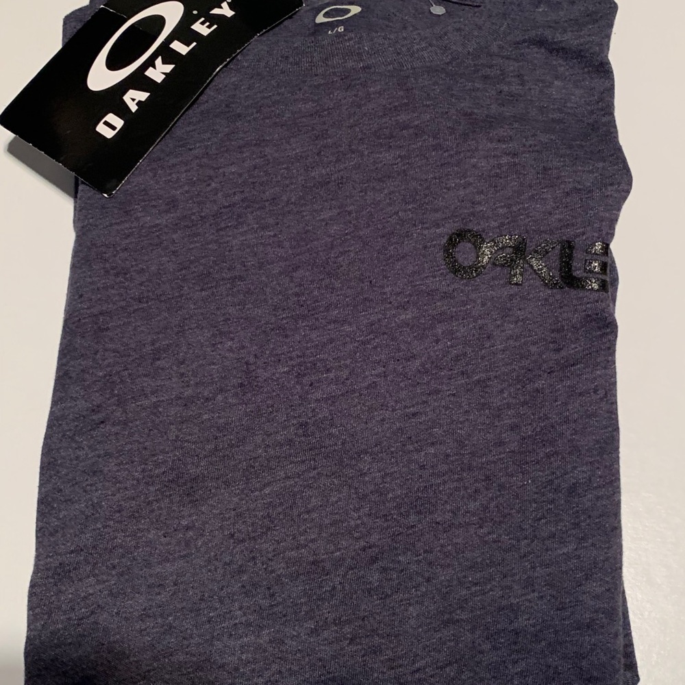 Men’s OAKLEY T-Shirt. Size large.